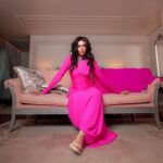 Shibani Dandekar Instagram - Rani vibes in this @houseofmasaba beauty @masabagupta 👛 jewels by @curiocottagejewelry photo by @johneapenphotography @palazzoversacedubai makeup @spotless.vanity hair @_munira_hair_makeup