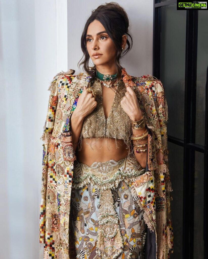 Shibani Dandekar Instagram - What an incredible evening celebrating Indian craftsmanship! Thank you to the Ambanis and @nmacc.india ❤️ The ‘India in Fashion’ exhibit was spectacular! What a night ⭐️ To the incredible team that put these looks together! I have no words ❤️ Thank you for coming through for me Style team extraordinaire @divyakdsouza with @punya.bh @fusionandfashion07 ⭐️ Fabulous HMU @inherchair assisted by @azima_toppo ⭐️ Outfit @anamikakhanna.in ⭐️ Jewellery @golecha_jewels Shoes @jimmychoo @id8mediasolutions On Farhan: Makeup - @swapnil_pathare Custom look by @urvashikaur Custom sandals by @aprajitatoor Photography @asusualunusual