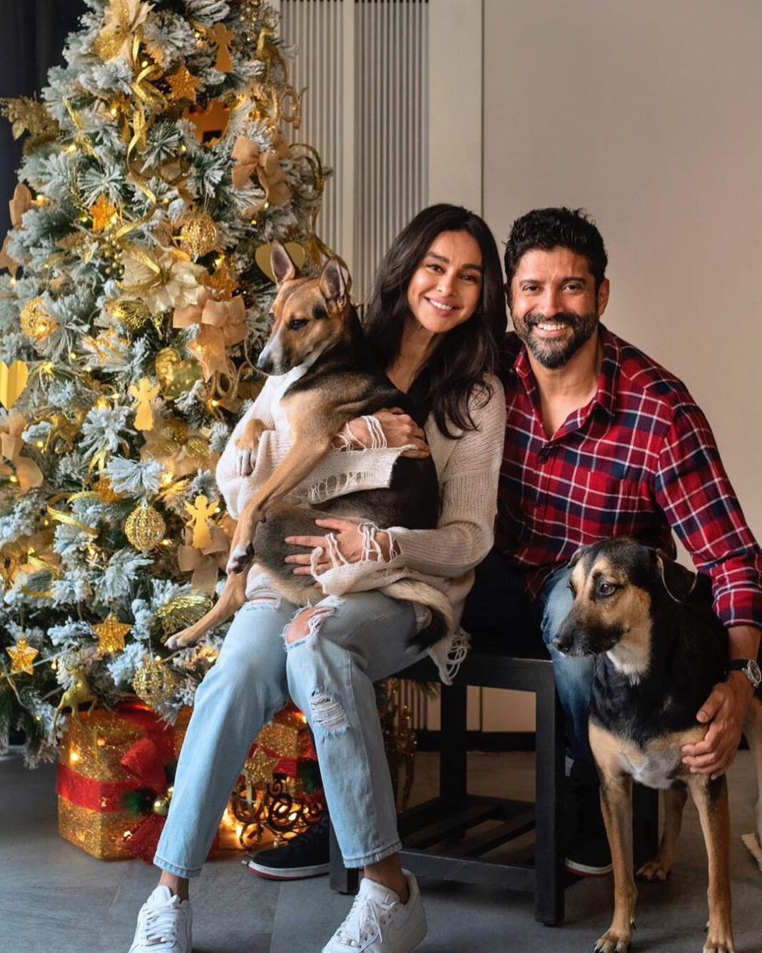 Shibani Dandekar Instagram - Merry Xmas from mine to yours @faroutakhtar #JimmyAkhtar #TysonAkhtar 🌲❤️⭐️