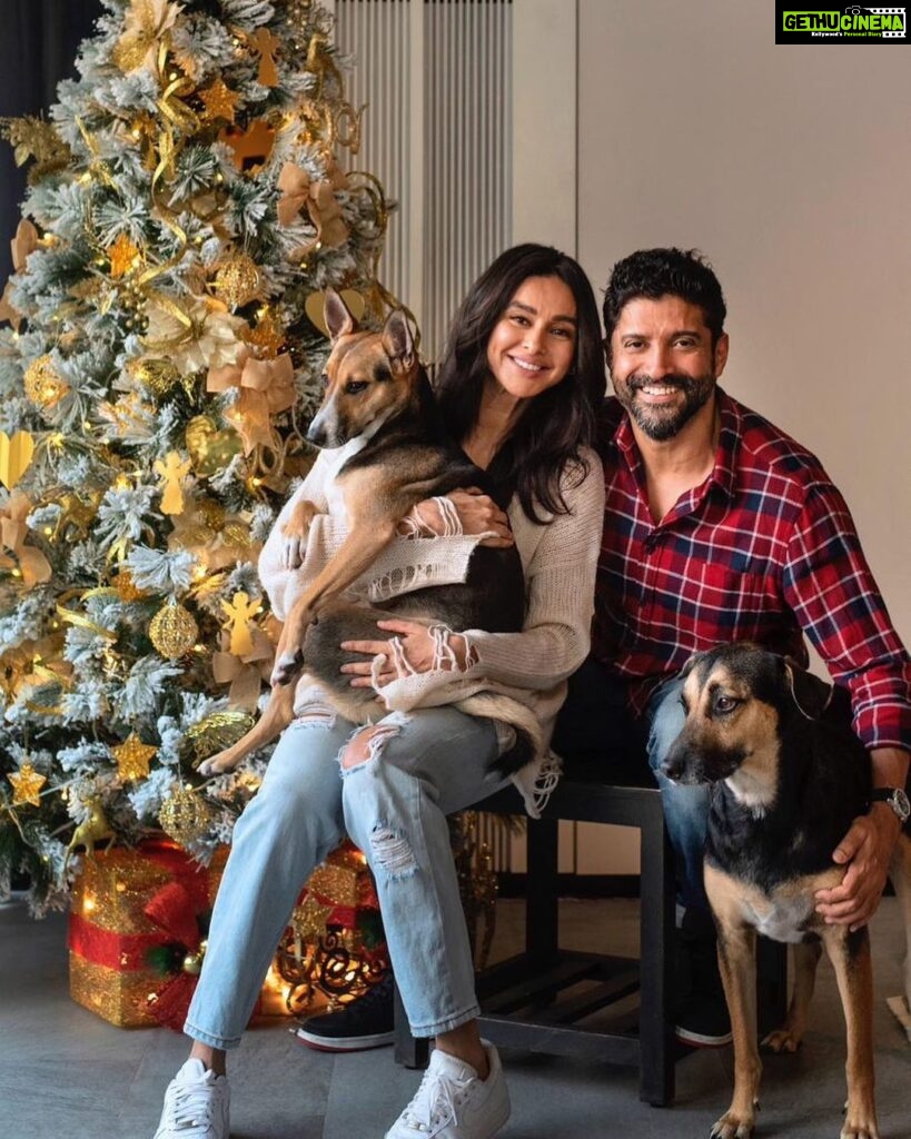 Shibani Dandekar Instagram - Merry Xmas from mine to yours @faroutakhtar #JimmyAkhtar #TysonAkhtar 🌲❤️⭐️