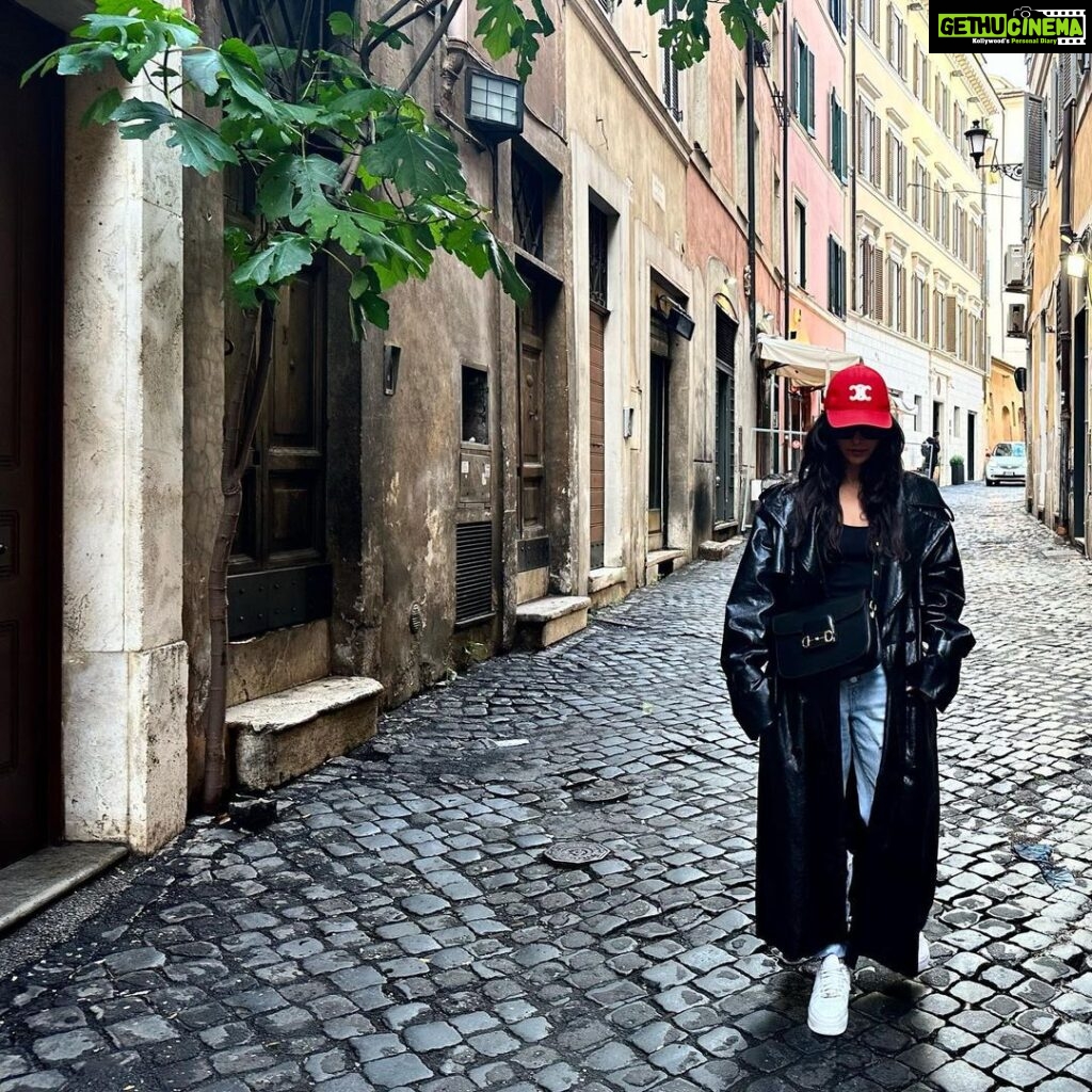 Shibani Dandekar Instagram - Somewhere in the cobble stone streets of Rome 🇮🇹 @gucci @sourceunknown_official @celine