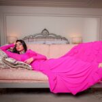 Shibani Dandekar Instagram - Rani vibes in this @houseofmasaba beauty @masabagupta 👛 jewels by @curiocottagejewelry photo by @johneapenphotography @palazzoversacedubai makeup @spotless.vanity hair @_munira_hair_makeup