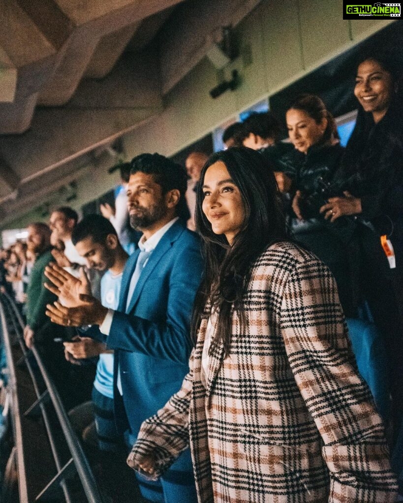 Shibani Dandekar Instagram - There is just nothing like sport! To witness people come together in support of their team is pure magic! The energy in the stadium last night was electric! What an experience and what a game! ManCity you were 🫶🏾 all the best in Istanbul! photos by the greatest @sebporter Thank you 💙 @etihad #etihad @mancity #mancity outfit by my girl @kanikagoyallabel @goyalkanika 🤍 Farhan’s Coat @sshomme Shoes @dmodotofficial