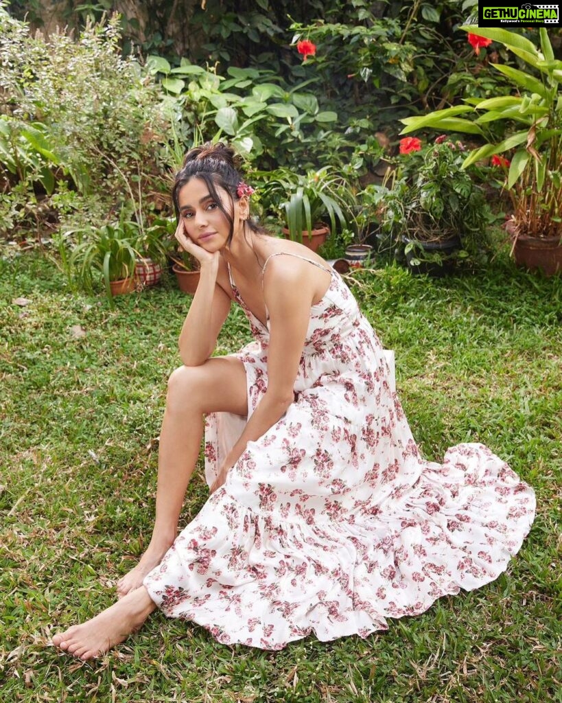 Shibani Dandekar Instagram - Finally here! Summer ready with @shoparzbyarzoo by @arzookarnani Loving every piece in this collection 🤍💫 shot by @abheetgidwani makeup @inherchair hair @azima_toppo