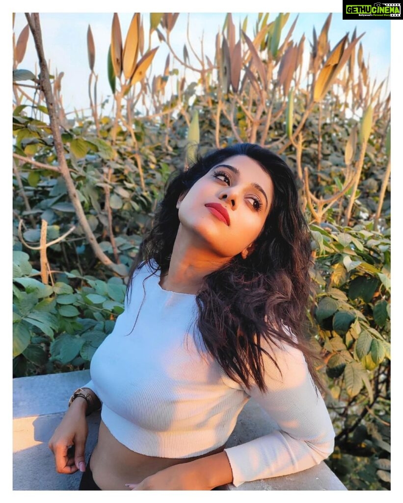 Shilpa Manjunath Instagram - "Embracing the evening light, I let the gentle breeze whisper secrets to my soul. 🌅✨ #EveningVibes #NatureLover #Serenity"