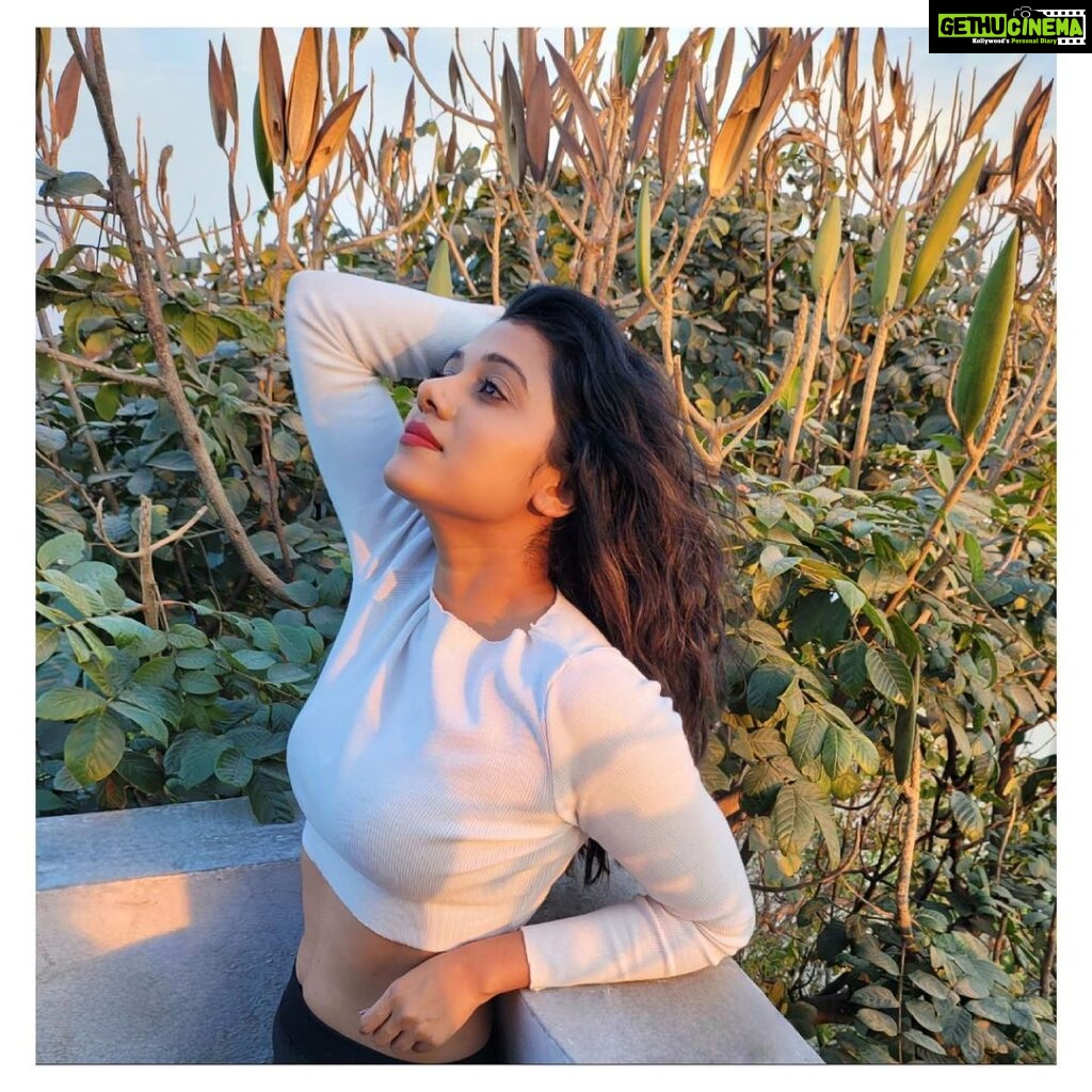 Shilpa Manjunath Instagram - "Bathing in the golden hues of twilight, every breath feels like a sweet escape. 🌆💫 #EveningBliss #NatureMagic #PeacefulMoments"
