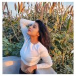 Shilpa Manjunath Instagram – “Bathing in the golden hues of twilight, every breath feels like a sweet escape. 🌆💫 #EveningBliss #NatureMagic #PeacefulMoments”