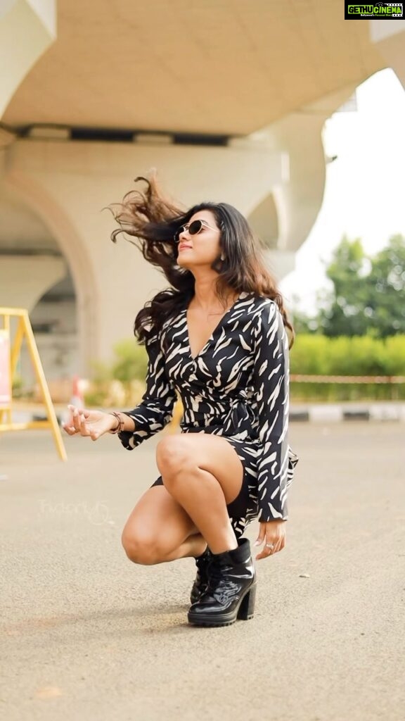 Shilpa Manjunath Instagram - “Strutting on the Chennai roads, shades-free and fancy-free, my eyes wide open like a surprised emoji. This reel ain’t selling sunglasses, but it’s all about soaking up the sunshine and Makeba’s beats while dodging the occasional pigeon swoop!” #FreeSpiritWithFunnyBones 📸 and 🎥 @thivakar.photo 💄 @teddy_palette Hair: @sujitha_mua Production: @makmediaandentertainment @mani_aka_mak @karthikrengaraj