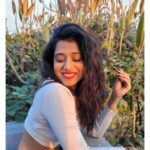 Shilpa Manjunath Instagram – “Embracing the evening light, I let the gentle breeze whisper secrets to my soul. 🌅✨ #EveningVibes #NatureLover #Serenity”