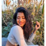Shilpa Manjunath Instagram – “Embracing the evening light, I let the gentle breeze whisper secrets to my soul. 🌅✨ #EveningVibes #NatureLover #Serenity”