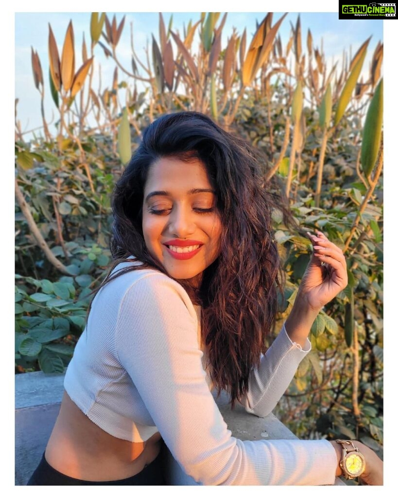 Shilpa Manjunath Instagram - "Embracing the evening light, I let the gentle breeze whisper secrets to my soul. 🌅✨ #EveningVibes #NatureLover #Serenity"
