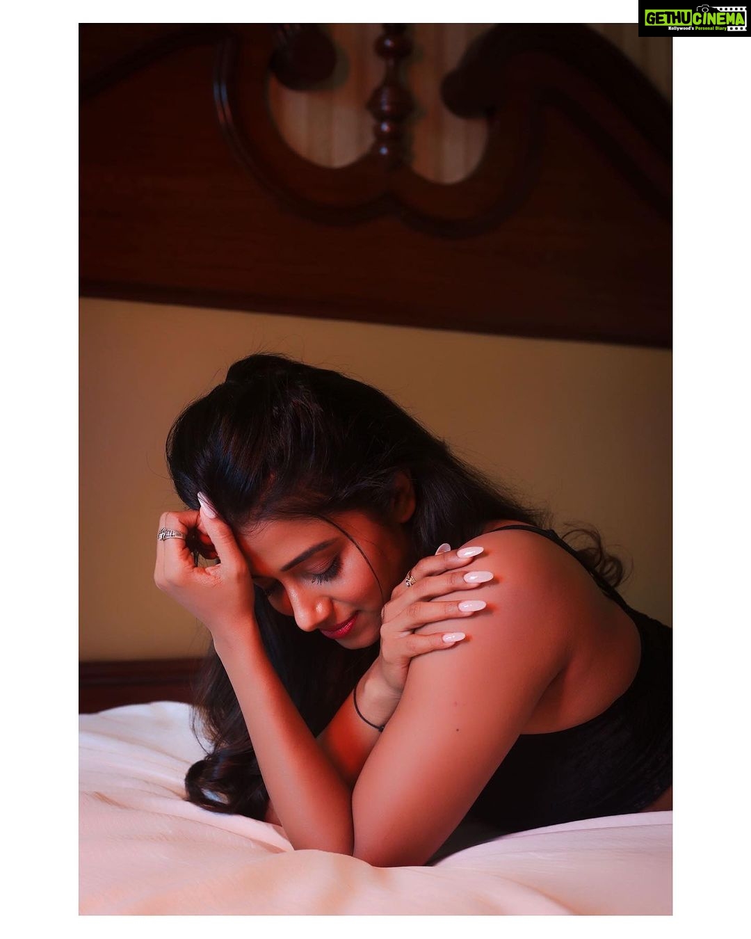 Shilpa Manjunath Instagram - Swipe right๐ ๐ธ@you_and_i_studios ๐@saranyamakeoverartistry hair @viji_makeover @riyacast