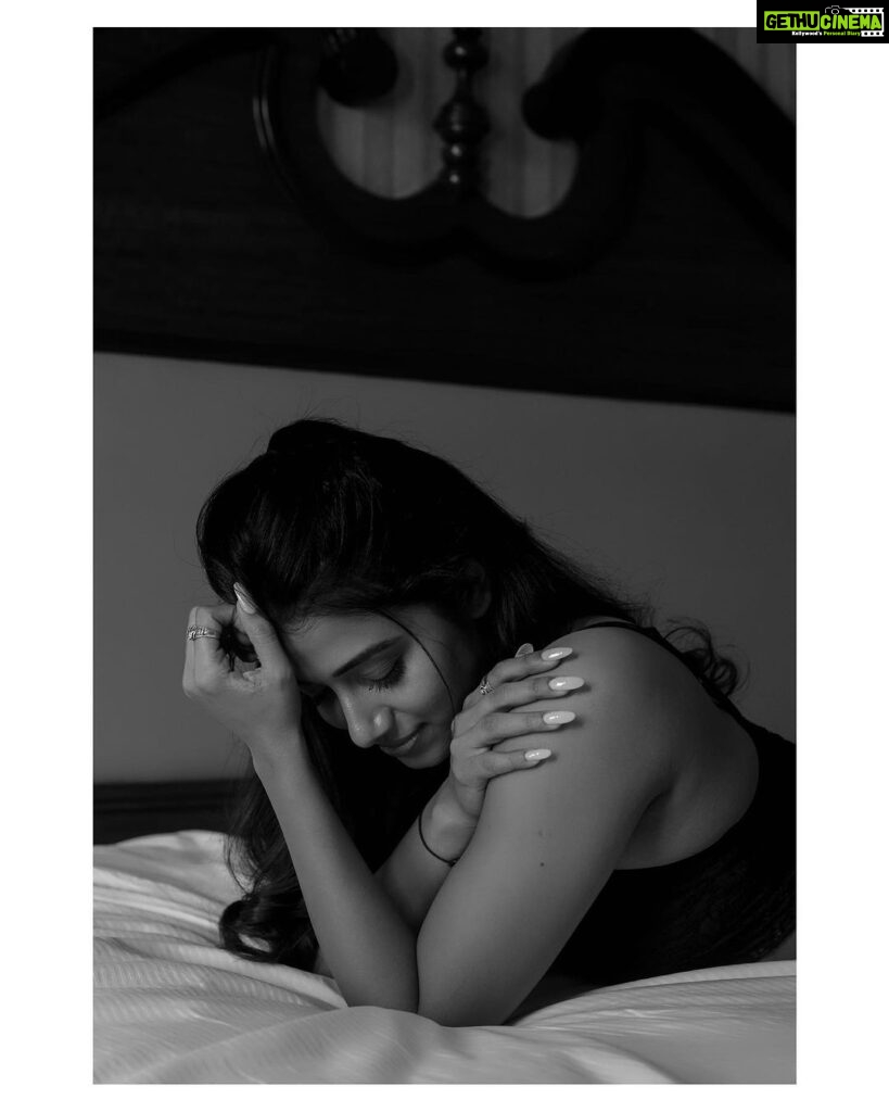 Shilpa Manjunath Instagram - Swipe right👉 📸@you_and_i_studios 💄@saranyamakeoverartistry hair @viji_makeover @riyacast