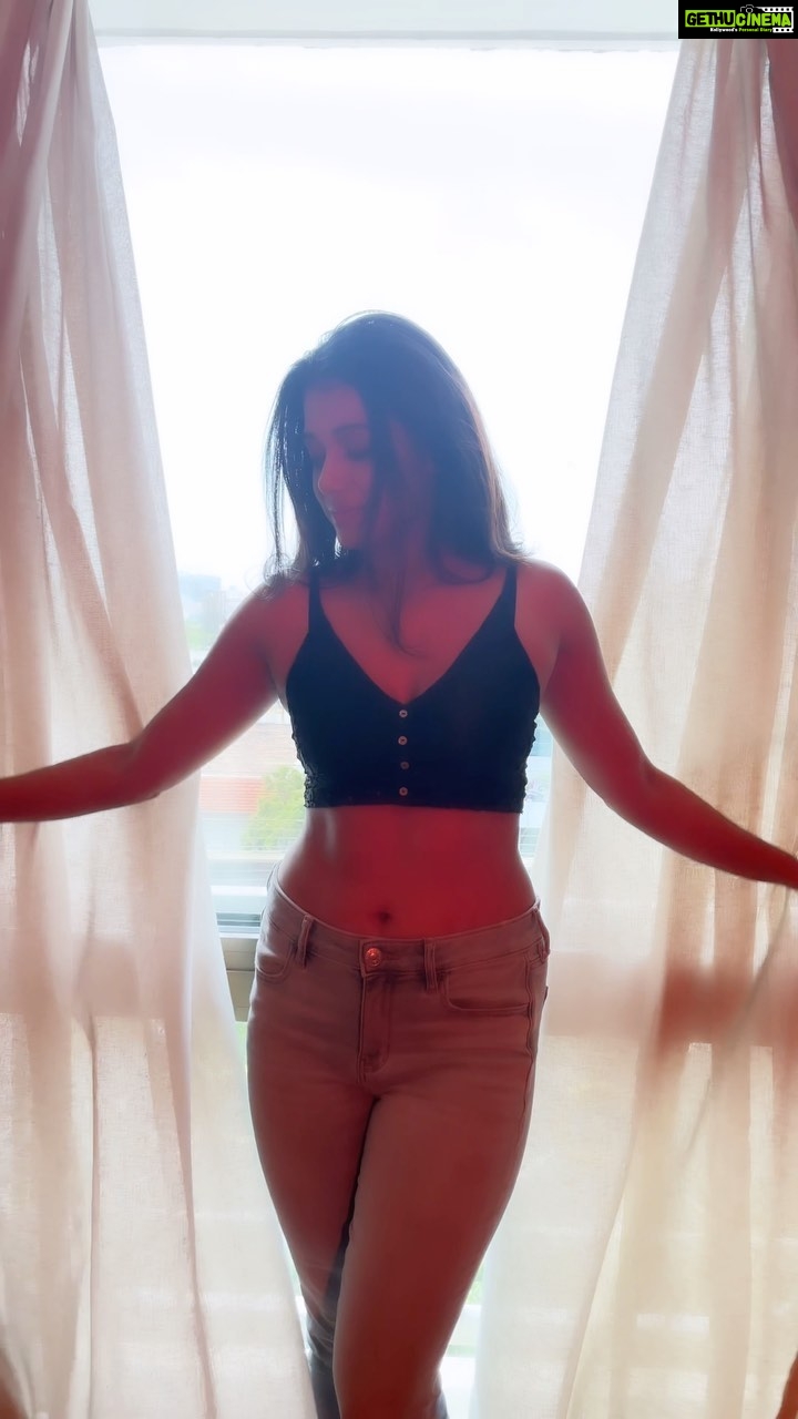 Shilpa Manjunath Instagram - “🌟 Embracing Every Curve 🌟 This isn’t about absent nets or perfect abs, it’s about self-love and resilience. From flab’s to Ab’s (still getting thr😁), I’ve taken the journey to celebrate my body, its quirks, and its strength. We’re all beautifully unique, and it’s time to redefine beauty standards. 💪❤️ #BodyPositivity #LoveYourself #StrengthInEveryCurve” 📸- @you_and_i_studios 💄-@saranya_style_studio Hair-@viji_makeover Costume- denim (AE) ,top (Zara) .