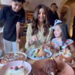 Shilpa Shetty Instagram – Nothing makes me more #Sukhee than family time ♥️🧿🤗🎂🍰🎉
 
#gratitude #Familytime #sundaybinge  #happy #bastian Bastian Restro and Bar