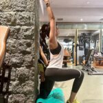Shilpa Shetty Instagram - When you fracture your left knee and think, “Life will never be the same now”… think again! The mind is more powerful than the body. One only has to make up the mind and the body will (have to) listen 💪 Share your i̶m̶𝐩𝐨𝐬𝐬𝐢𝐛𝐥𝐞 journey with me in the comments below. I’ll pin the best ones to the top📌 #MondayMotivation #SwasthRahoMastRaho #fitness #SSKsFitnessChallenge #SimpleSoulful #FitIndiaMovement #FitIndia #mindpower #healing