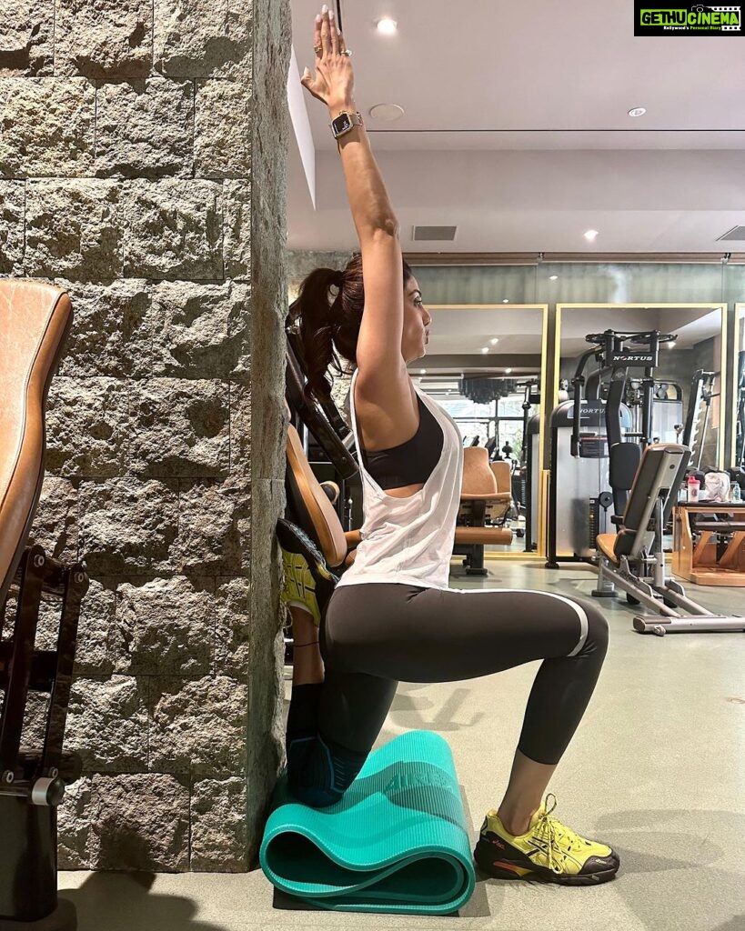 Shilpa Shetty Instagram - When you fracture your left knee and think, “Life will never be the same now”… think again! The mind is more powerful than the body. One only has to make up the mind and the body will (have to) listen 💪 Share your i̶m̶𝐩𝐨𝐬𝐬𝐢𝐛𝐥𝐞 journey with me in the comments below. I’ll pin the best ones to the top📌 #MondayMotivation #SwasthRahoMastRaho #fitness #SSKsFitnessChallenge #SimpleSoulful #FitIndiaMovement #FitIndia #mindpower #healing