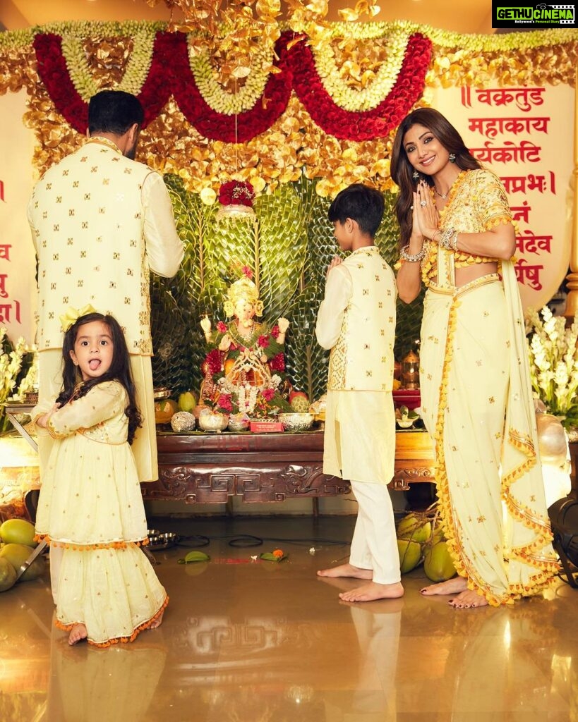 Shilpa Shetty Instagram - Ganpati Bappa Moriya🎉😇 Happy Ganesh Chaturthi to you all 🙏♥ Sukhee Bhava 🙌🏼 #celebration #gratitude #happiness #love #prayer