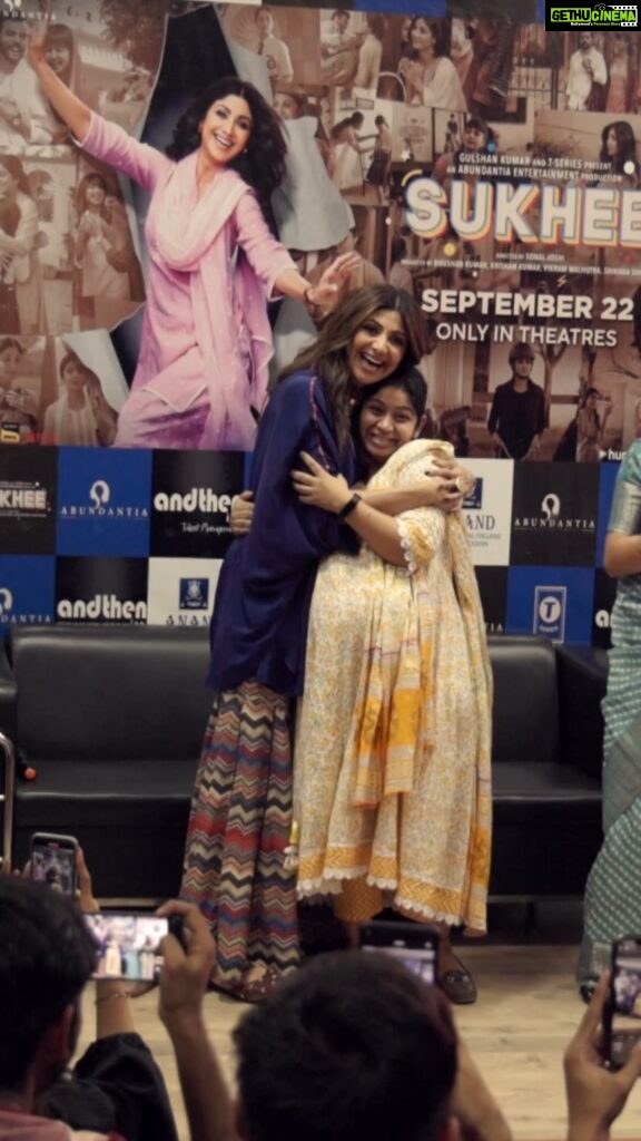 Shilpa Shetty Instagram - Things like these make me SUKHEE. This 8 months pregnant professor came on stage saying “I’m BEDHADAK” and nailed the song knowing every step. Whoa!!👏🏽👏🏽 Keep the Child within you alive... to be SUKHEE! #DontWorryBeSukhee #promotions #happiness #Sukhee #bedhadak #beparwah #besharam