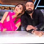 Shilpa Shetty Instagram - Dosti ka nasha hai…🫶 Sukhee hone ka nasha hai…😍 Aur inke saath aa raha humara naya gaana #Nasha hai! Kal, 13th September ko! Stay tuned! Watch #Sukhee only in theatres from 22nd September!🍿 #DontWorryBeSukhee #Newsong #actormode #outtomorrow