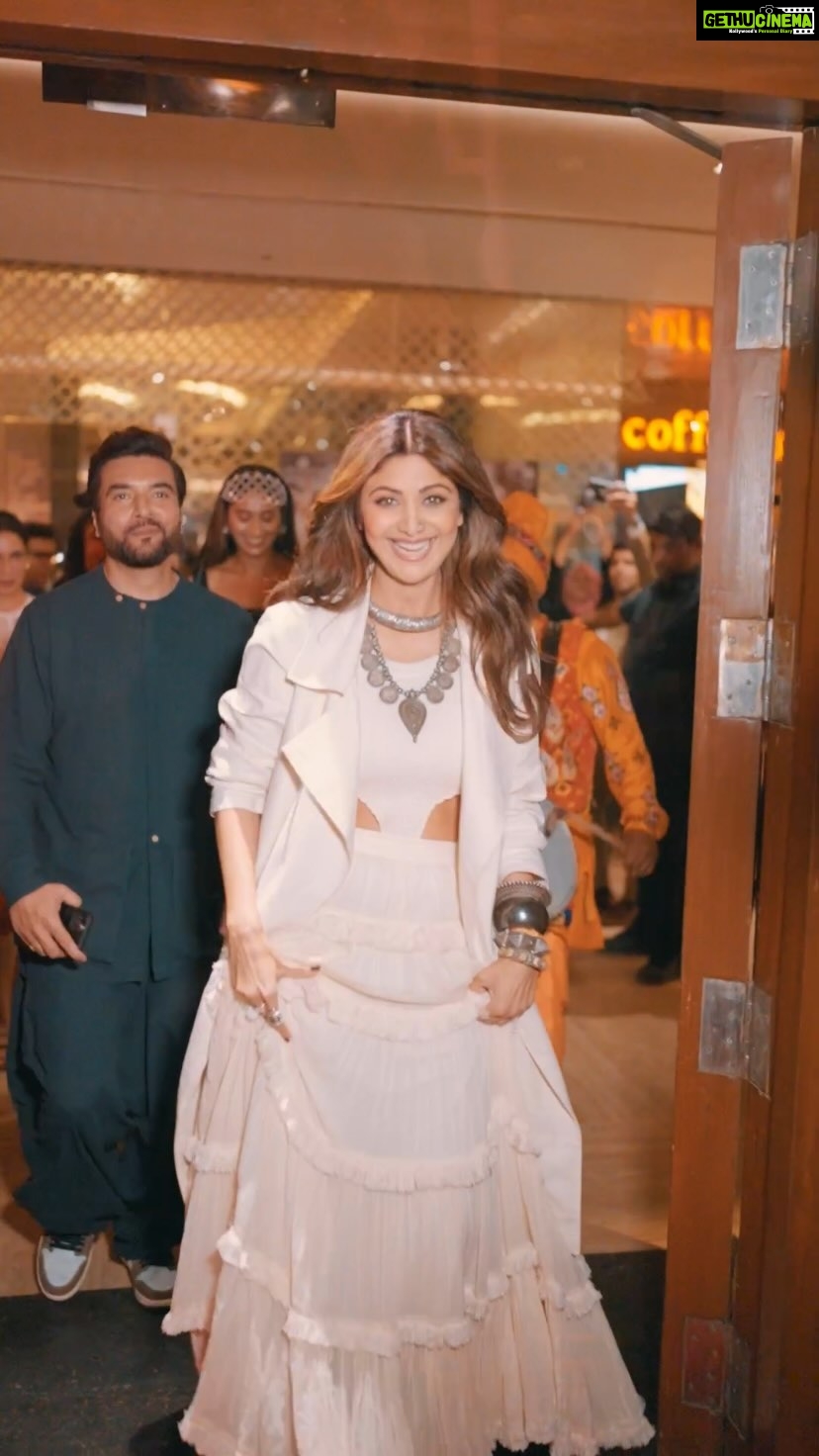 Shilpa Shetty Instagram - Dhol nagaade leke #सुखी aap sabse milne ke liye taiyaar hai, aur aap?♥️😉 Watch #Sukhee only in theatres from 22nd September!🎬 @sonal_d_joshi #BhushanKumar #KrishanKumar @ivikramix @theamitsadh @kushakapila @dilnazirani @pavleen_gujral @chaitannyachoudhry @Maahijain1707 @tseriesfilms @tseries.official @abundantiaent @penmovies @shikhaarif.sharma @shivchanana @neerajkalyan24 @vijash @paulomi.dutta1 @rupinderinderjit @radsanand @itsjyotikapoor 🎥: @umedjadeja #2WeeksToGo #DontWorryBeSukhee #grateful #blessed #HappySoul