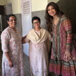 Shilpa Shetty Instagram - आचार्य देवो भवः।🙏 Heartfelt gratitude to every guru who has left a lasting impact on me and helped me become the person I am today ♥️ Felt quite Sukhee after reconnecting with my roots 🥹 Happy Teachers’ Day!💐 #TeachersDay #gratitude #BlessedWithTheBest #happyteachersday