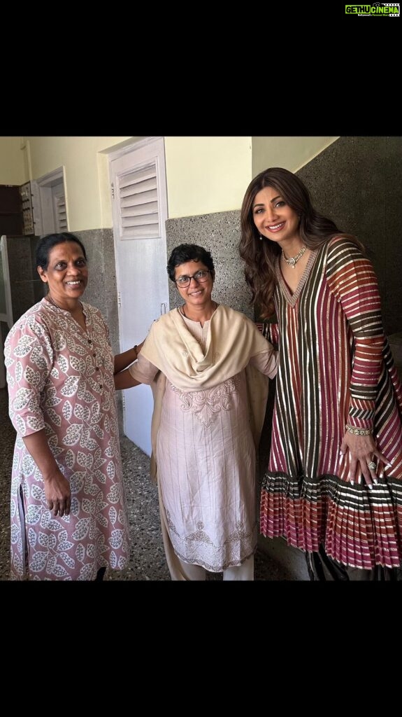 Shilpa Shetty Instagram - आचार्य देवो भवः।🙏 Heartfelt gratitude to every guru who has left a lasting impact on me and helped me become the person I am today ♥️ Felt quite Sukhee after reconnecting with my roots 🥹 Happy Teachers’ Day!💐 #TeachersDay #gratitude #BlessedWithTheBest #happyteachersday