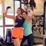 Shilpa Shetty Instagram - ‘Strong women make strong women!’ Levelling up ⬆ my core training game at my 2nd session of the upgraded core work and I feel I am actually getting the HANG of it🤪💪 Practice Practice Practice till you master it! The goal is to gradually be able to take my legs higher and control the movement on the way down. A snippet of the Hanging Leg Raise & Knee Tuck combo of which I executed 3 sets and reps till failure. *Pro Tip:* Extend the legs fully every time you come down. That full stretch in the abdominals at the bottom is the key. Great core workout!  Thank you, @yashmeenchauhan, for always motivating me. Love u♥️ #MondayMotivation #SwasthRahoMastRaho #SimpleSoulful #FitIndia #fitness #coreworkouts #FitIndiaMovement #fitnesschallenge