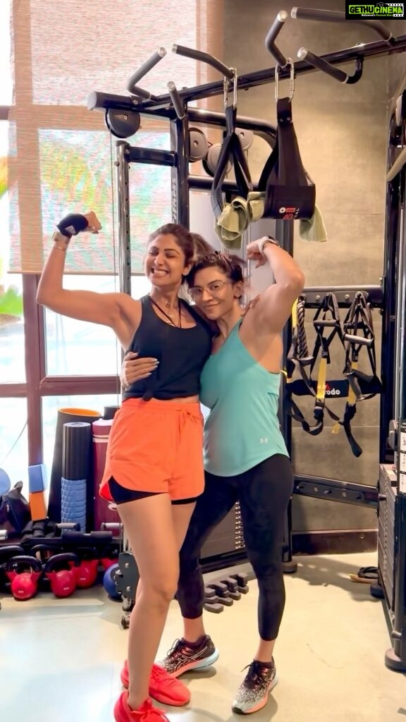 Shilpa Shetty Instagram - ‘Strong women make strong women!’ Levelling up ⬆ my core training game at my 2nd session of the upgraded core work and I feel I am actually getting the HANG of it🤪💪 Practice Practice Practice till you master it! The goal is to gradually be able to take my legs higher and control the movement on the way down. A snippet of the Hanging Leg Raise & Knee Tuck combo of which I executed 3 sets and reps till failure. *Pro Tip:* Extend the legs fully every time you come down. That full stretch in the abdominals at the bottom is the key. Great core workout!  Thank you, @yashmeenchauhan, for always motivating me. Love u♥️ #MondayMotivation #SwasthRahoMastRaho #SimpleSoulful #FitIndia #fitness #coreworkouts #FitIndiaMovement #fitnesschallenge