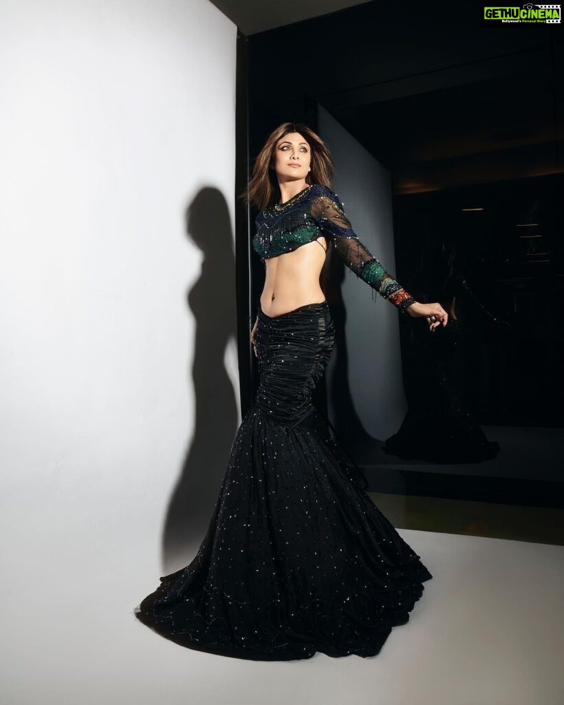 Shilpa Shetty Instagram - Black Nasha 🖤✨ #LookOfTheDay #LokmatMostStylish #style #mermaid #glamour #fashion #grateful