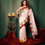 Shilpa Shetty Instagram - I take my fashion game very 𝒮𝒶𝓇𝒾ously 💁‍♀️♥️😉 #Sukhee #LookOfTheDay #ootd #sareenotsorry #grateful #blessed