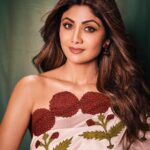 Shilpa Shetty Instagram - I take my fashion game very 𝒮𝒶𝓇𝒾ously 💁‍♀️♥️😉 #Sukhee #LookOfTheDay #ootd #sareenotsorry #grateful #blessed