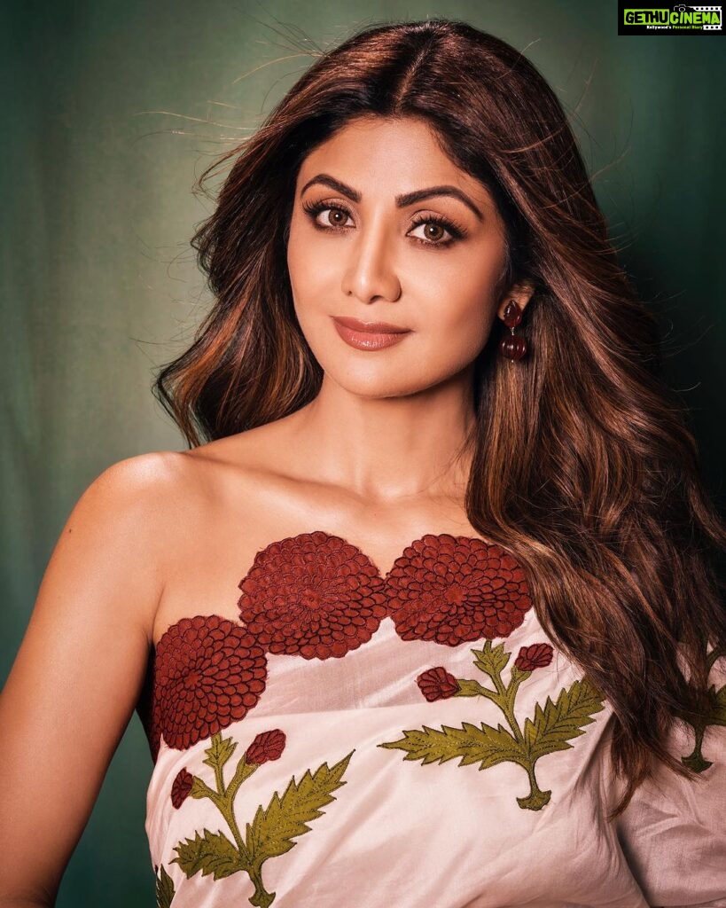 Shilpa Shetty Instagram - I take my fashion game very 𝒮𝒶𝓇𝒾ously 💁‍♀️♥️😉 #Sukhee #LookOfTheDay #ootd #sareenotsorry #grateful #blessed