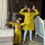 Shilpa Shetty Instagram - Aaj mahurat late hai ⌚️ Magar yeh rishta great hai 🥰😍🧿 Happy Raksha Bandhan to everyone celebrating ♥️ #RakshaBandhan #HappyRakhi #siblinglove #siblingbond #family #love #grateful #blessed