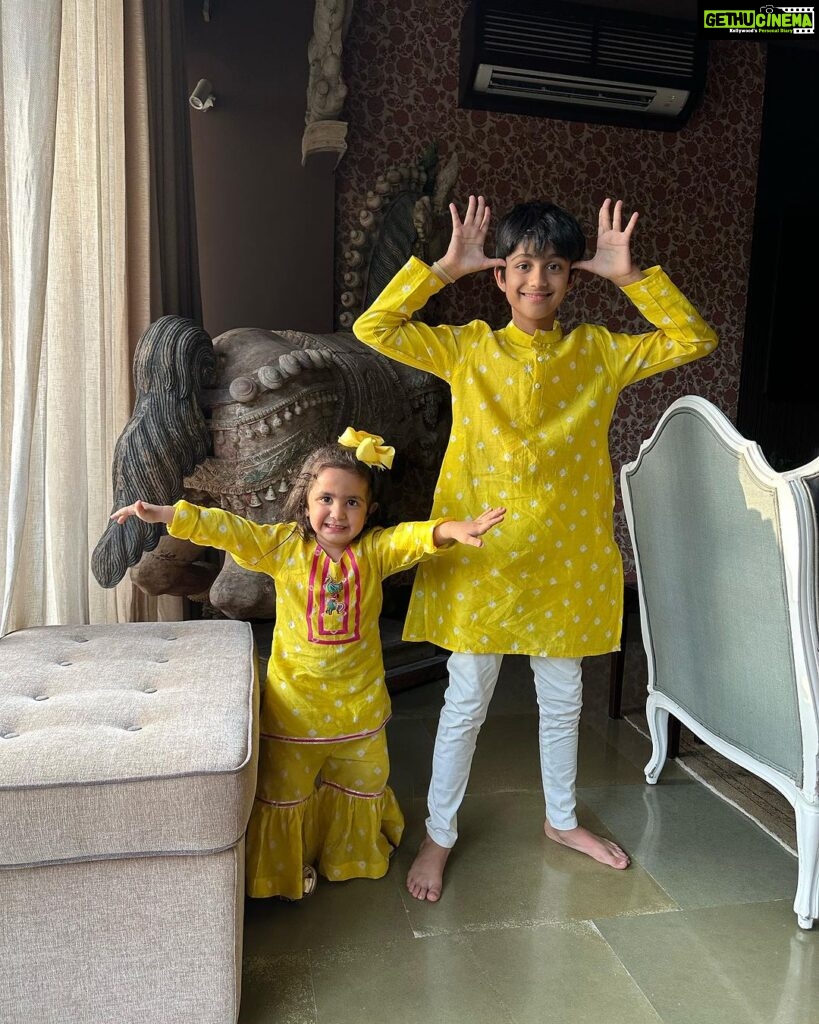 Shilpa Shetty Instagram - Aaj mahurat late hai ⌚️ Magar yeh rishta great hai 🥰😍🧿 Happy Raksha Bandhan to everyone celebrating ♥️ #RakshaBandhan #HappyRakhi #siblinglove #siblingbond #family #love #grateful #blessed