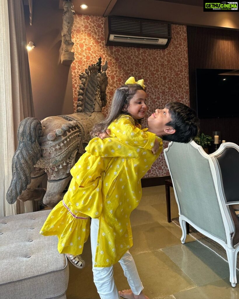 Shilpa Shetty Instagram - Aaj mahurat late hai ⌚️ Magar yeh rishta great hai 🥰😍🧿 Happy Raksha Bandhan to everyone celebrating ♥️ #RakshaBandhan #HappyRakhi #siblinglove #siblingbond #family #love #grateful #blessed