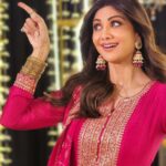 Shilpa Shetty Instagram – This one’s for you, @karanjohar!😘
When you’re wearing #Jhumka,
Toh definitely banta hai thumka 💃
Missing the @manishmalhotra05 saree, though 😆
#WhatJhumka #SetLife #InBetweenShots #dance #reelsinstagram