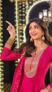 Shilpa Shetty Instagram - This one’s for you, @karanjohar!😘

When you’re wearing #Jhumka,
Toh definitely banta hai thumka 💃

Missing the @manishmalhotra05 saree, though 😆

#WhatJhumka #SetLife #InBetweenShots #dance #reelsinstagram