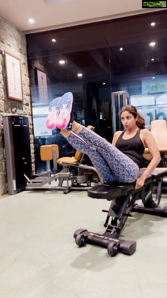Shilpa Shetty Instagram - Recipe for ABS OF STEEL💪: 1. A bench for these body weight core exercises. 2. Perform each exercise for 45 seconds in a circuit. 3. Rest for 45 seconds & repeat for four rounds. Remix it with me & try them in your next workout routine if you’re looking to build core strength👊💪 #MondayMotivation #SwasthRahoMastRaho #fitness #SSKsFitnessChallenge #SimpleSoulful #FitIndiaMovement #FitIndia
