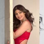 Shilpa Shetty Instagram - What happened Behind-The-Scenes💄💇‍♀️👗👡 is now on your screens 😄 #bts #behindthescenes #VanityVanDiaries #grateful #SetLife #workmode #shootdiaries #blessed