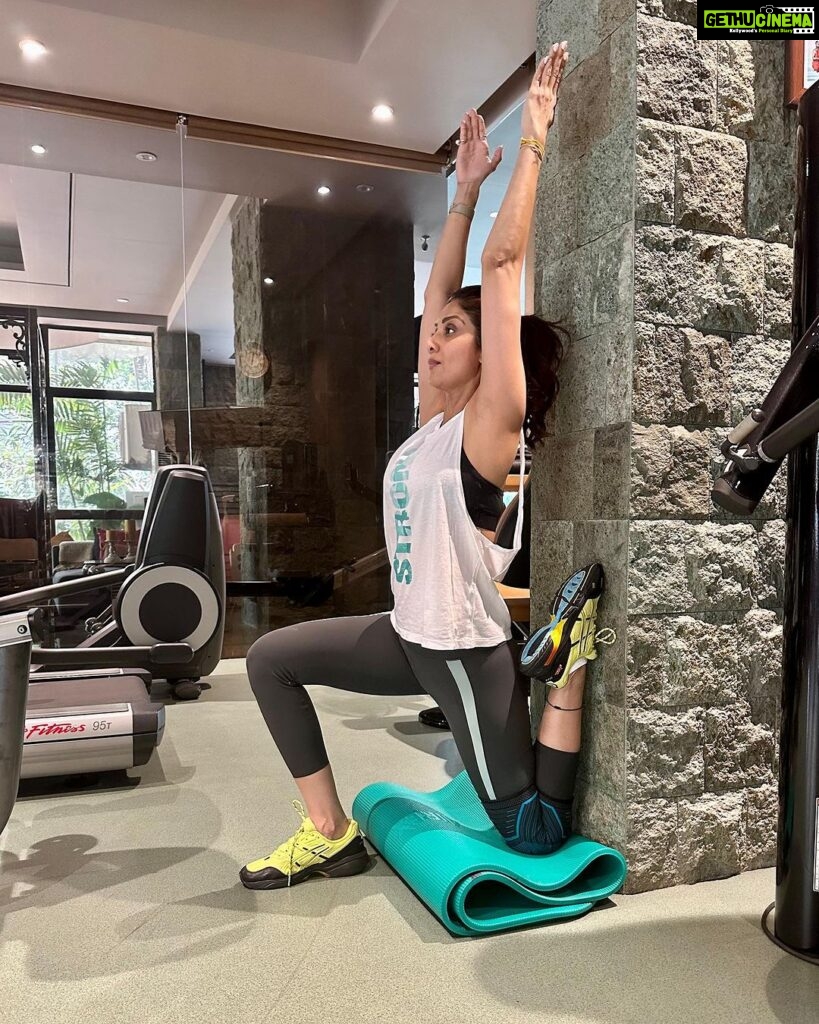 Shilpa Shetty Instagram - When you fracture your left knee and think, “Life will never be the same now”… think again! The mind is more powerful than the body. One only has to make up the mind and the body will (have to) listen 💪 Share your i̶m̶𝐩𝐨𝐬𝐬𝐢𝐛𝐥𝐞 journey with me in the comments below. I’ll pin the best ones to the top📌 #MondayMotivation #SwasthRahoMastRaho #fitness #SSKsFitnessChallenge #SimpleSoulful #FitIndiaMovement #FitIndia #mindpower #healing