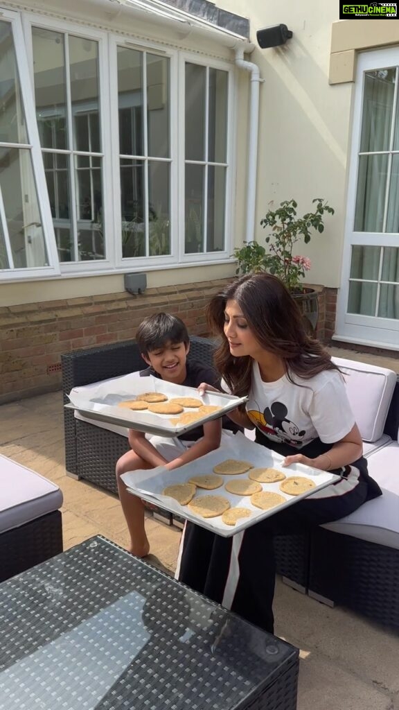 Shilpa Shetty Instagram - Perfeccttt “Son”Day with the bestest chocolate peanut butter Cookies 😋🤤😘 #sundaybinge done right 🤪✅😎 #sunday #cookie #sundayvibes #love #sondayfunday #gratitude