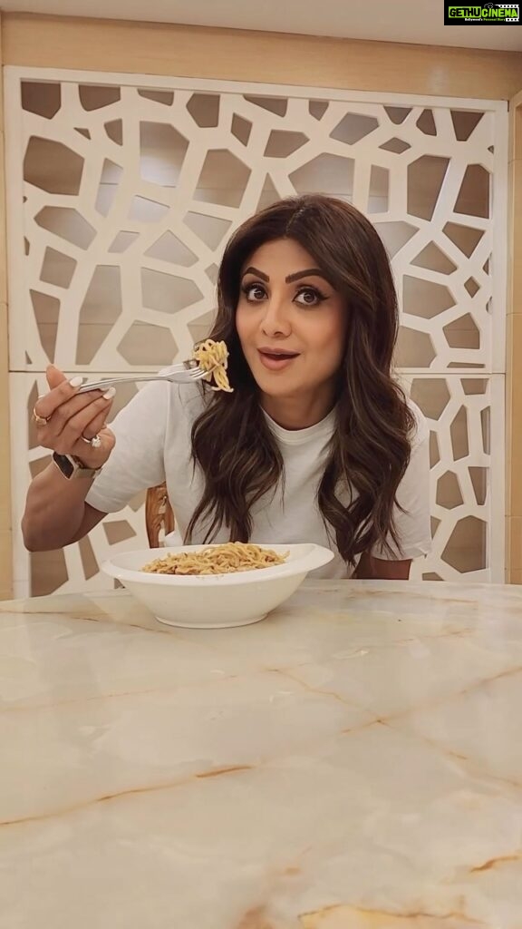 Shilpa Shetty Instagram - When the heart craves some ghar-jaisa food 🥘 Just indulge in some scrumptious @wickedgud!🍜 #ad #Wickedgud #SwasthRahoMastRaho #HealthyLifestyle #CleanIngredients #InstantNoodle #Pasta #Noodles #NoMaida #NoMSG #HighProtein #HighFibre