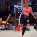 Shilpa Shetty Instagram - 🧻 The #TissueRollCatchChallenge 🧻 I wasn’t successful… and sometimes it’s ok not to be; as long as you tried and gave it your best shot! The plus points here; I still burnt some serious calories because it’s tiring for the brain and body both 😅 But, I had loads of fun😂 Perfect timing is paramount if you want to succeed. The synchronisation of all our muscles at that perfect time is key. Also, it’s great for hand-eye coordination & reflexes, and it’s a good stretch for the back. Tag me if you are successful and that will deserve a repost on my stories. Gosh this one was hard! 😅🥹💪 #MondayMotivation #SwasthRahoMastRaho #SSKsFitnessChallenge #FitIndia #SimpleSoulful #FitIndiaMovement #success #failure