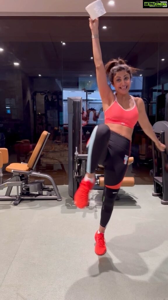 Shilpa Shetty Instagram - 🧻 The #TissueRollCatchChallenge 🧻 I wasn’t successful… and sometimes it’s ok not to be; as long as you tried and gave it your best shot! The plus points here; I still burnt some serious calories because it’s tiring for the brain and body both 😅 But, I had loads of fun😂 Perfect timing is paramount if you want to succeed. The synchronisation of all our muscles at that perfect time is key. Also, it’s great for hand-eye coordination & reflexes, and it’s a good stretch for the back. Tag me if you are successful and that will deserve a repost on my stories. Gosh this one was hard! 😅🥹💪 #MondayMotivation #SwasthRahoMastRaho #SSKsFitnessChallenge #FitIndia #SimpleSoulful #FitIndiaMovement #success #failure