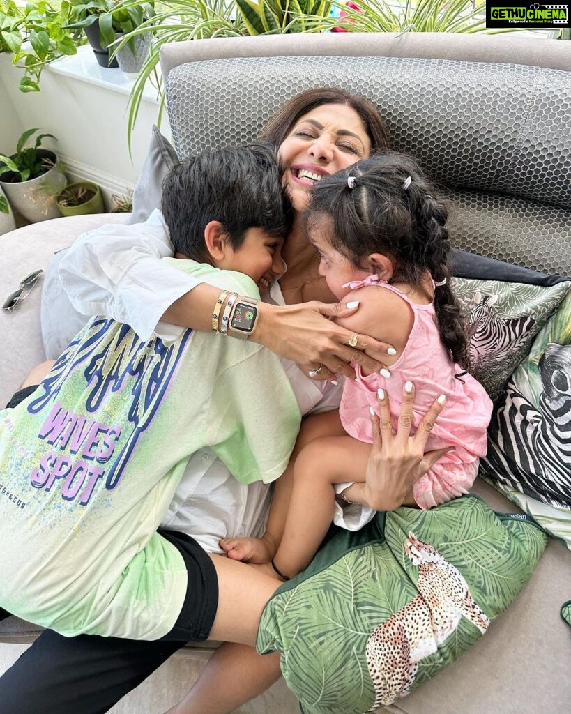 Shilpa Shetty Instagram - The bestest welcome Evvvveerrr #reunited #mybabies #myworld #gratitude #love #londondiaries