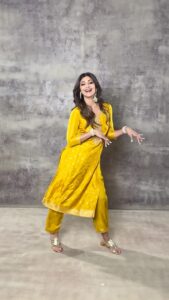 Shilpa Shetty Instagram - Jahan chance mil jaye, wahan thoda dance toh banta hai💃🏻😉♥️

#BehindTheScenes #happysoul #dancereels #grateful #bts