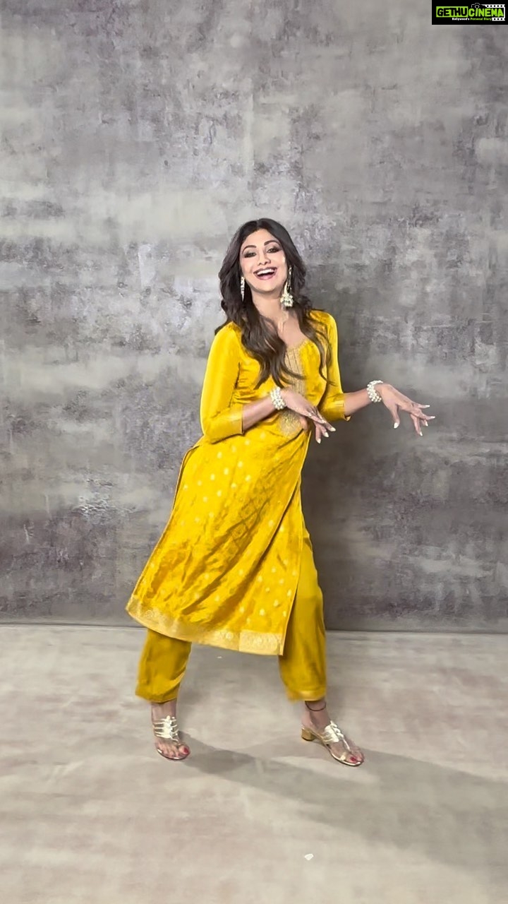 Shilpa Shetty Instagram - Jahan chance mil jaye, wahan thoda dance toh banta hai💃🏻😉♥️ #BehindTheScenes #happysoul #dancereels #grateful #bts