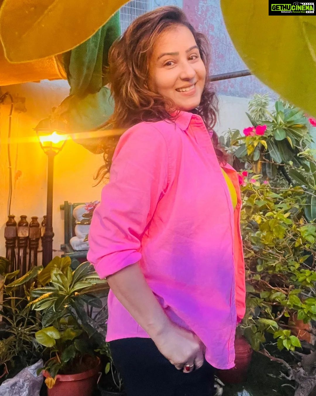 Shilpa Shinde Instagram - Socha tha aaj barish tezi se hogi toh bhigte hue pics apne fans ke liye share karungi, lekin baarish toh chakma dekar bhaag gayi😐 #ShilpaShinde #sunday #sundayvibes #funtimes #nofilter #rainyday #monsoon #sundayfunday #goodevening #picoftheday #shilpians #fashion #enjoying