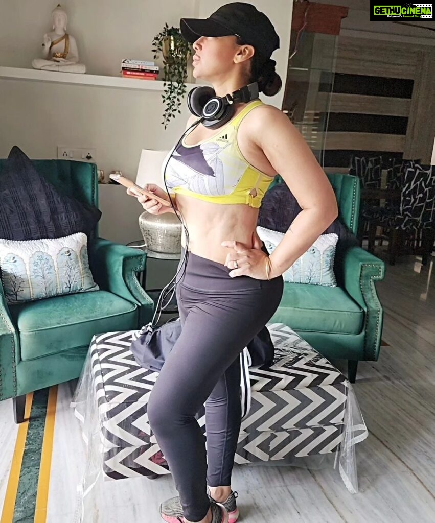 Shilpi Sharma Instagram - Beautiful Now by @zedd is the first song I listen to before my workout. It just puts me in a good mood no matter what. What's yours ??? Comment below... . . #fitnessmotivation #djshilpi #sundaymotivation
